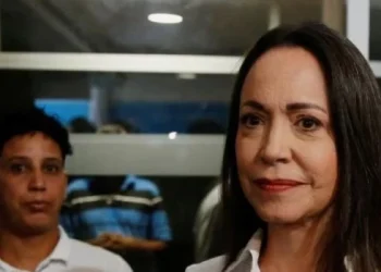 Venezuela le otorga un salvoconducto a 6 colaboradores de la opositora Corina Machado para viajar a Argentina