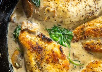 Una receta rápida pero deliciosa: Sartén florentina cremosa de pollo y champiñones