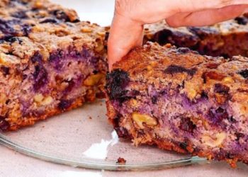 Sano y delicioso: Cómo hacer un bizcochuelo de avena, yogur, frutos rojos y nueces