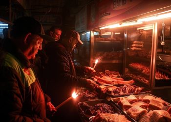 Un carnicero mostró que atiende con linternas para ahorrar electricidad: “La última factura fue de $980 mil”