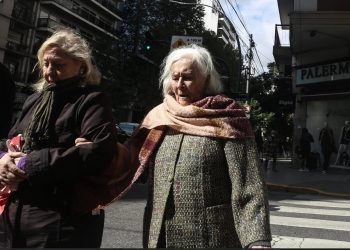 Expertos estimaron que 9 de cada 10 mujeres no podrán jubilarse antes de los 65 años por la Ley Bases