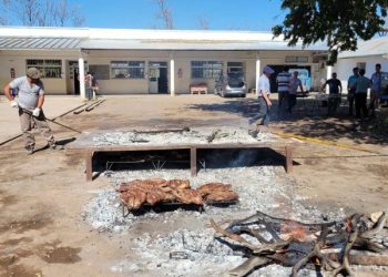 Organizan un almuerzo carneo para toda la familia en la escuela Francisco García de Las Malvinas