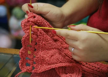 Antes de que comience el frío, tejedoras mendocinas se preparan para abrigar a los más necesitados