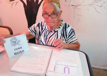 Una lección de vida: la inspiradora historia de Benita, la alumna de 89 años que aprende a leer y escribir