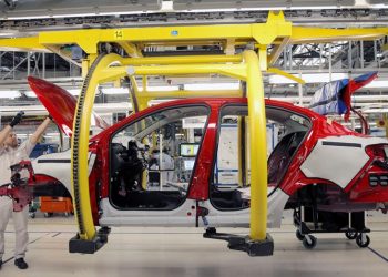 Caputo anunció una baja de aranceles e impuestos para la industria automotriz