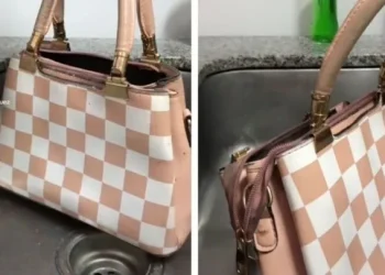 Compró una cartera en una feria y quedó horrorizada con lo encontró en su interior: «Casi me muero del asco»
