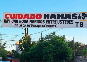 «Cuidado mamás, hay una roba maridos»: escándalo a la salida de una escuela de la provincia de Buenos Aires