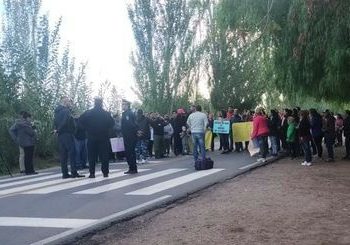 Padres de alumnos de la escuela Hermida y vecinos se manifestaron por la muerte de Nicol y pidieron que el Estado realice obras para evitar un nuevo accidente