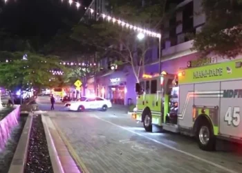 Dos muertos y 7 heridos en un tiroteo en un bar en un centro comercial en Florida