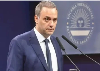 El Gobierno decidió elevar al rango de secretario de Estado al vocero Adorni