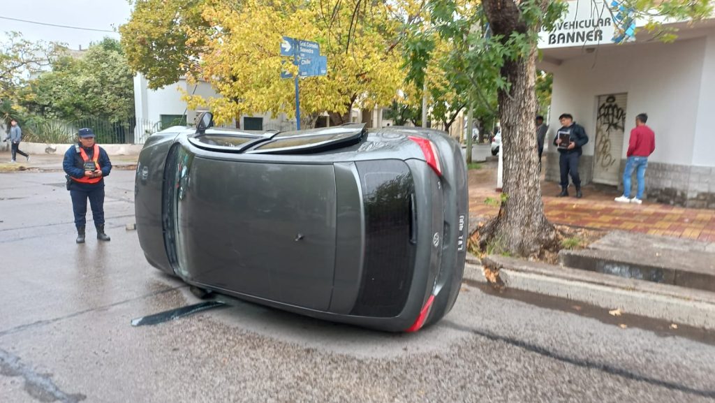 Accidente con vuelco en el centro