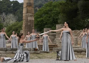 La antorcha de París 2024 se encendió en la antigua Olimpia en Grecia