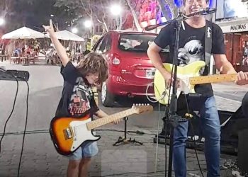 Siguiendo los pasos: Benjamín tiene 6 años y acompaña a tocar a su papá Marcelo Quiroga en los shows musicales
