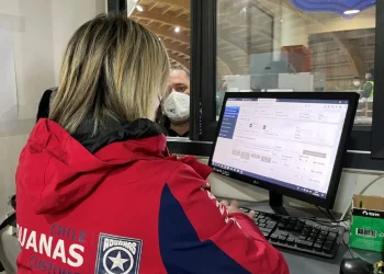 Más de tres horas de espera y una fila kilométrica de autos para cruzar a Chile