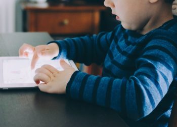 Niños y tecnología: ¿cuál es la edad correcta para empezar a usar un celular, según Bill Gates?