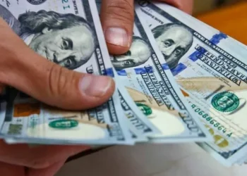 Por qué cada vez más gente vende dólares en el mercado oficial