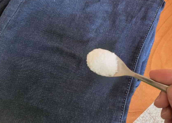 Por qué la gente vierte azúcar en los jeans antes de lavarlos