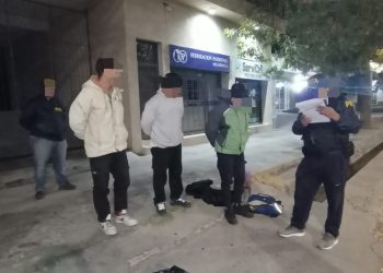 La Policía Federal detuvo esta madrugada a tres jóvenes con marihuana, cocaína y una balanza