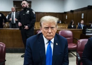 Sigue la selección de jurados en juicio a Trump, mientras la fiscalía pide una sanción al expresidente por desacato