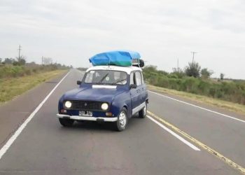 Una pareja de Buenos Aires recorre el país en un Renault 4 y es la sensación en la ruta