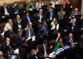 A mano alzada, los Senadores se aumentaron el sueldo: cobrarán $4.500.000