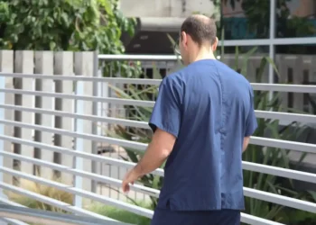 El Gobierno despidió a un profesional de la salud por faltas injustificadas