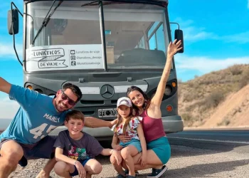 “Lunáticos”: una familia mendocina vendió todo, transformó un micro en motorhome y recorre Sudamérica