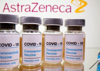 AstraZeneca admitió que la vacuna contra el coronavirus puede causar un efecto adverso