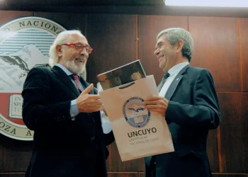 La UNCuyo entregó el doctorado Honoris Causa al filósofo Santiago Kovadloff