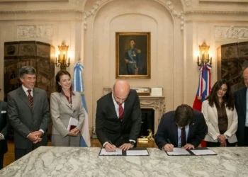 Cielos abiertos: el Gobierno firmó un acuerdo con Chile para impulsar el transporte aéreo entre ambos países