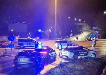 España: mató a su papá, lo decapitó frente a los vecinos y jugó al fútbol con la cabeza