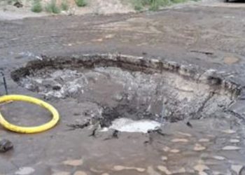 Tras la rotura de un caño, una camioneta cayó en un socavón en Neuquén