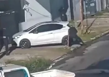 Detienen a un barrabrava de Los Andes que se tiroteó con 8 policías desde la terraza de su casa