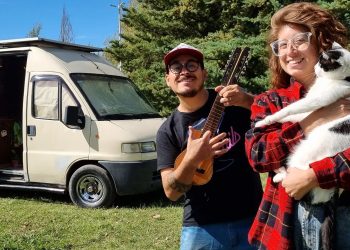 “Música Rodante”: Dos profes viajan en motor home por el país llevando su talento y desembarcaron en San Rafael
