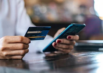 AFIP controla los gastos con tarjetas de crédito durante mayo 2024: cuál es el límite y qué pasa si se supera