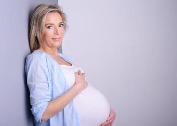 Ser mamá después de los 40: por qué cada vez más mujeres deciden esperar para tener hijos y qué riesgos hay