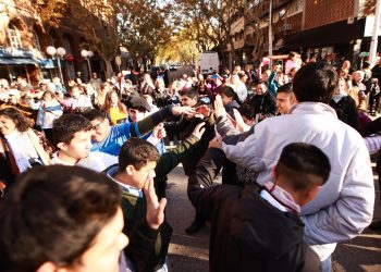 “Agitando pañuelos”: cientos de personas bailaron el Pericón Inclusivo y el centro se llenó de patriotismo