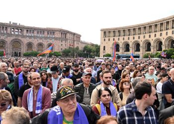 Armenia: 300 detenidos durante manifestaciones opositoras