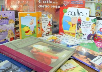 Juntan libros de cuentos para entregar a alumnos de 3er grado