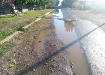 Pueblo Diamante: vecinos hace más de un año reclaman por el arreglo de una pérdida de agua