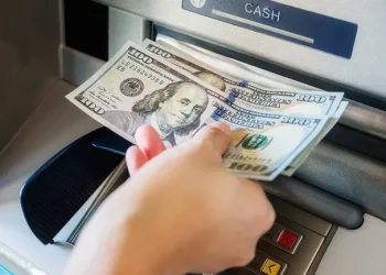 Extraer dólares del cajero automático: cómo saber cuáles tienen y cuánto puedo retirar