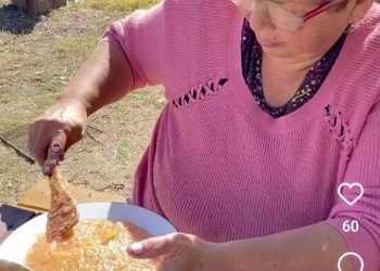 Una jubilada viaja por el país realizando voluntariados a cambio de alojamiento y está de visita en San Rafael