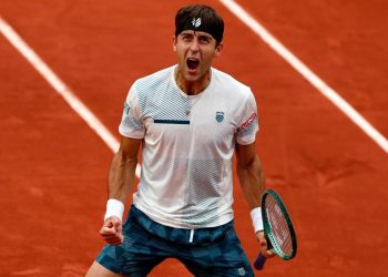 Cerúndolo y Etcheverry avanzaron de ronda en Roland Garros