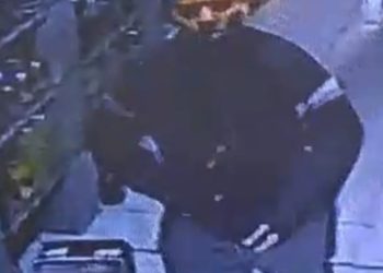 En 50 segundos se robó tres botellas de whisky y quedó filmado