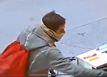 Dejó el celular en un mostrador y se lo robaron