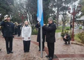 Se realizó el izamiento de la Bandera en el Día de la Patria
