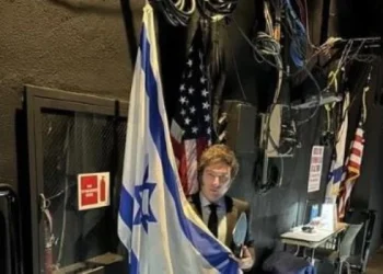 Milei se fotografió con una bandera de Israel antes de disertar en Los Ángeles