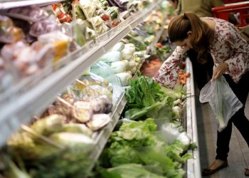 En abril los consumidores pagaron en promedio un 250% más en los agroalimentos que el valor que recibieron los productores
