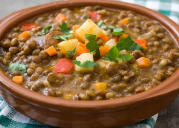 Perfecto para enfrentar el frío: los secretos para hacer un guiso de lentejas sin carne