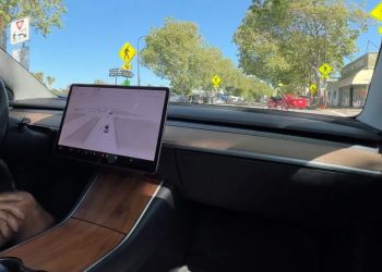 Reacción infalible: un Tesla identificó a un ciclista antes que su conductor y evitó un accidente